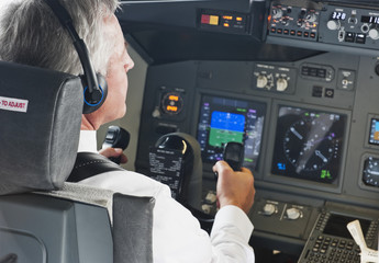 Deutschland,Bayern,München,Top- Flugkapitän trägt Kopfhörer und Erprobung von Flugzeug-Cockpit