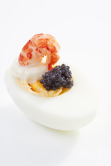 Appetizer mit Ei, Shrimps und Kaviar , close-up