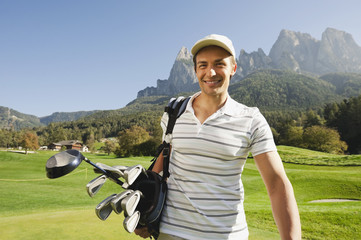 Italien,Kastelruth,Mann auf Golfplatz,Lächeln,portrait