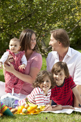  Familie mit Picknick