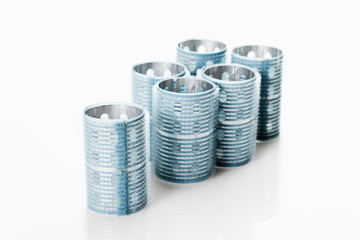 Blau bur Lockenwickler vor wei&szlig;em Hintergrund