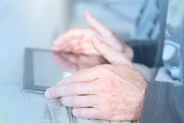 Obraz premium man holding digital tablet