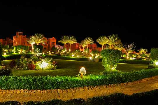 Luxe hotel met palmbomen
