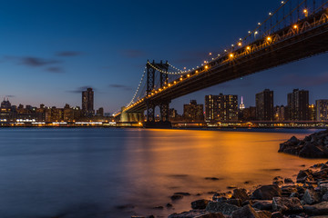 Fototapeta premium Beleuchtete Manhattan Bridge in New York bei Nacht
