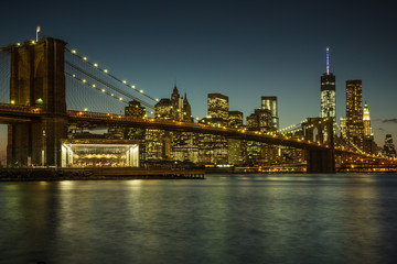 Beleuchtete Brooklyn Bridge und Skyline von Manhattan