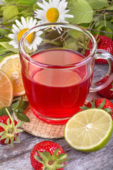 Fototapety  świeża i zdrowa domowa herbata truskawkowa z cytryną