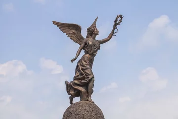 Photo sur Plexiglas Monument historique Goddess of victory Nike against the clouds and sky.