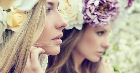 Fototapeta premium Portret dwóch wspaniałych pań z kwiatami