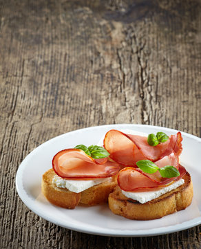 Toasted bread with serrano ham and fresh cheese