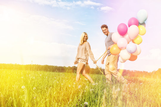 junges p&auml;rdchen mit luftballons