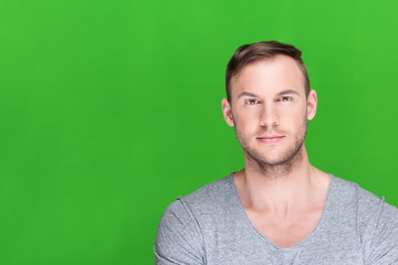 mann vor grünem hintergrund