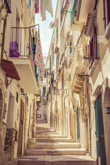 Fototapeta na wymiar Typowy włoski średniowieczny street.Apulia, Vieste, południowe Włochy