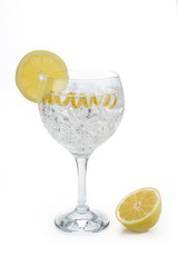Gin tonic con piel de limón aislado sobre fondo blanco