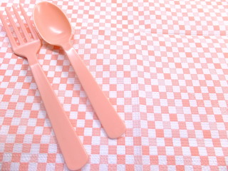 チェックのキッチンシートと食器