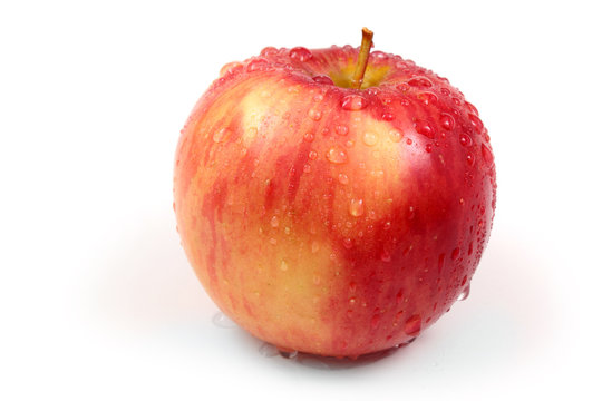 Яблоко Gala с каплями воды