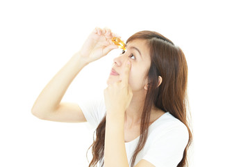 Naklejka premium 目薬をさす女性