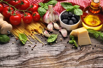 Foto op Plexiglas Groenten, kruiden en specerijen voor Italiaans eten © Li Ding