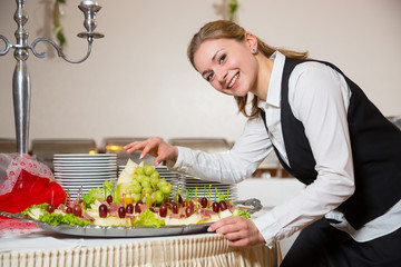 Catering Service Angestellte bereitet ein Buffet vor