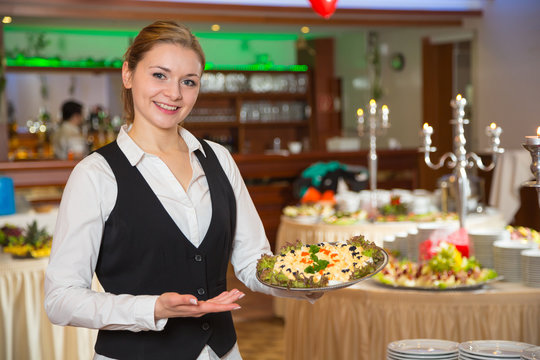 Catering Service Angestellte posiert mit einem Tablett