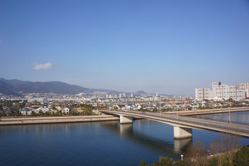 Fototapeta premium 橋のある町風景