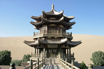 Fototapeta na wymiar Crescent Lake Pełna Pełna klasztor Mingsha