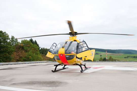 Rettungshubschrauber auf Hubschrauber Landeplatz
