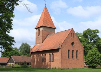 Fototapeta na wymiar Dorfkirche in Bork bei Kyritz