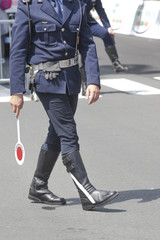 Vigile urbano con la paletta