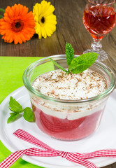 Erdbeermouse mit Sahnehaube und Likör