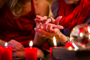 Hellseherin während einer Seance beim Handlesen