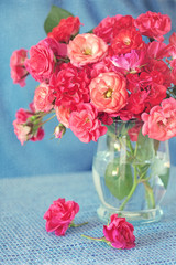 Obrazy na Szkle  jasny bukiet pięknych herbacianych róż w wazonie
