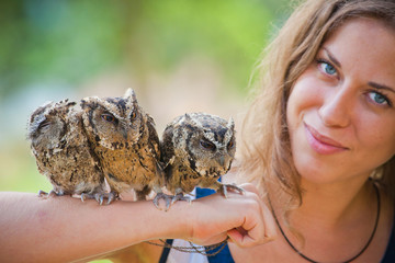 girl holding on a hand of beautiful owls