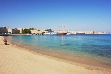 Fototapeta na wymiar Beach in the historic town of Rhodes, Greece