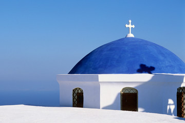 Dôme bleu d'une églises de Santorin en Grèce