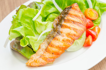 Grill salmon salad