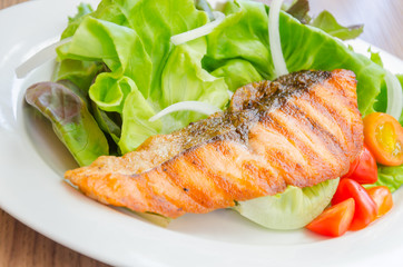 Grill salmon salad