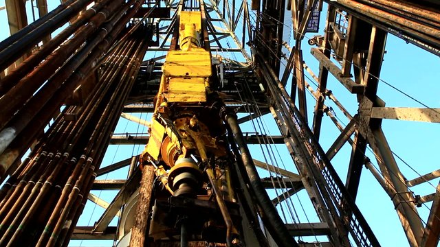 Top Drive System (TDS) Spinning for Oil Drilling Rig - Oilfield Industry
