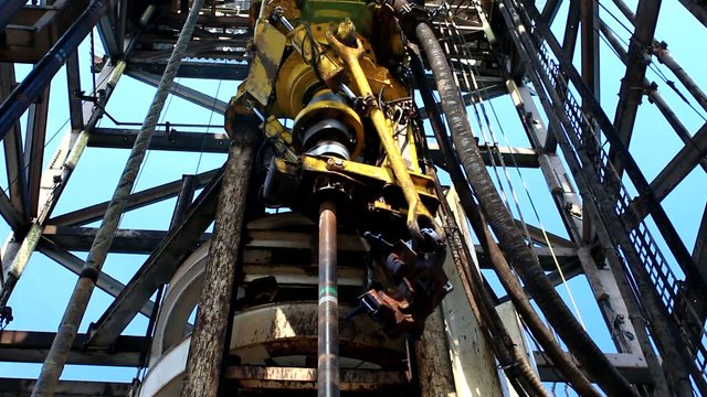 Top Drive System (TDS) Spinning for Oil Drilling Rig - Oilfield Industry
