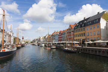 Fototapeta na wymiar (Jasny dom wyłożona) Atrakcje Kopenhaga Nyhavn