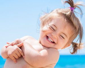 Bimba al mare che ride
