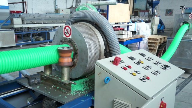 Производство пластиковых труб 1