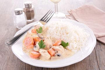 meat cooked with vegetable and cream