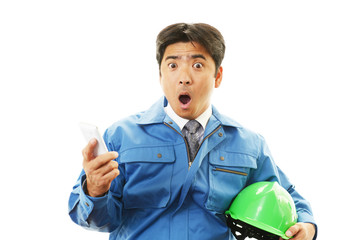 驚いた表情の作業員