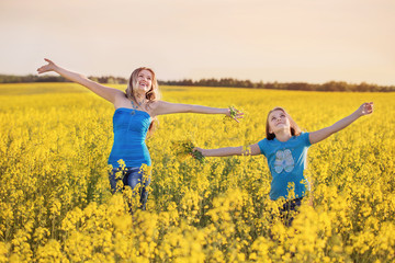 Fototapeta premium Happy family in spring field