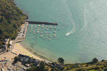 Petit bateau rentrant au port