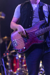 Naklejka premium Bajista tocando en un concierto