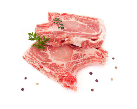 deux c&ocirc;tes de porc &eacute;chine crue sur fond blanc