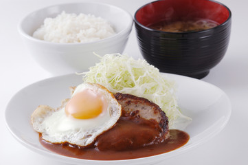豚肉のソテー　定食　目玉焼き