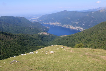 Fototapeta na wymiar Jezioro Como z Mount Palanzone