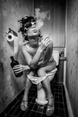 Foto op Plexiglas Vrouwen Meisje zit in een toilet